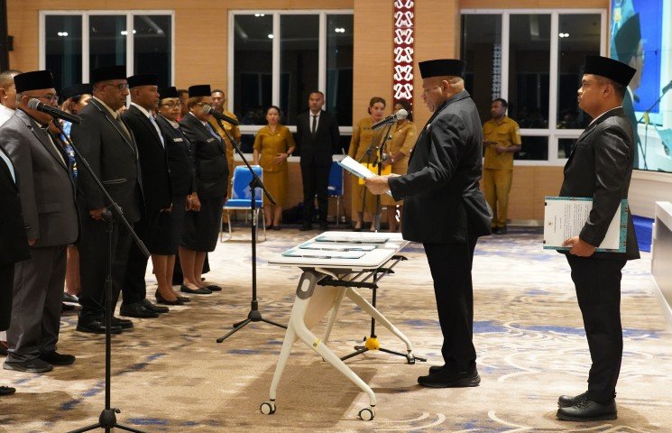 Gubernur Papua Lantik 20 Pejabat, Perkuat Tata Kelola Pemerintahan dan Pelayanan Publik