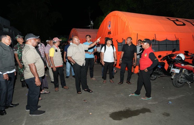 Gubernur Fakhiri Tinjau Korban Kebakaran di Tenda Pengungsian Jayapura
